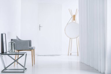 Yuvarlak ayna ve gri tekli