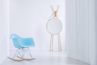 Duvarın yanında modern ayna