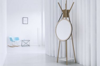 Oturma odası beyaz duvarlı