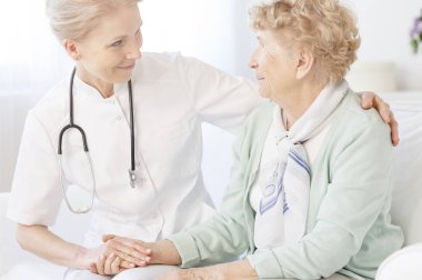 Yaşlı kadın doktor arıyorum