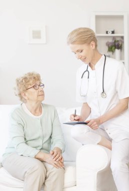 Beyaz üniformalı güzel doktor