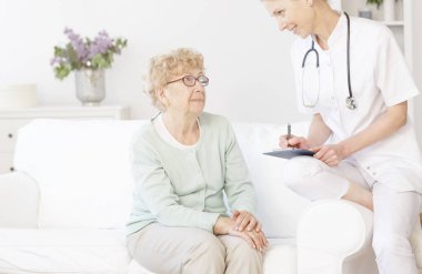 Yaşlı hasta için gülümseyen doktor