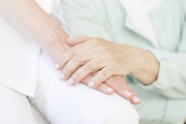 Yaşlı kişi teşekkür gönüllü