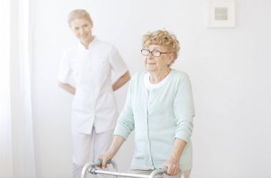 Walker kullanan yaşlı kadın