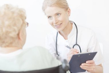 gülümseyen genç doktor stetoskop ile