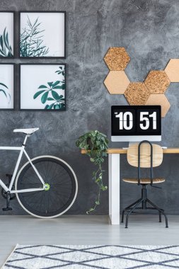 Bisiklet ile karanlık çalışma alanı