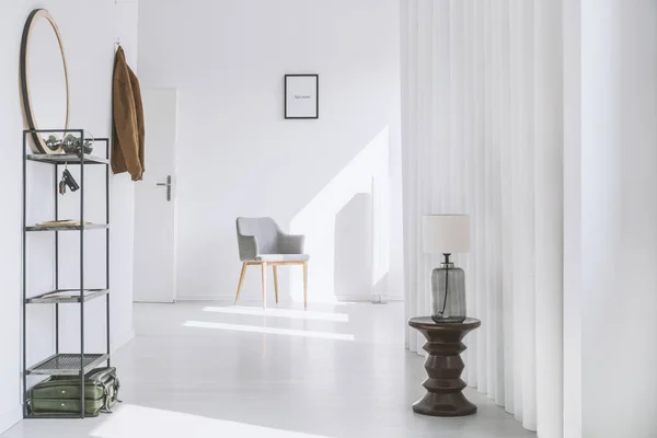 Зал в минималистичной белой квартире — стоковое фото