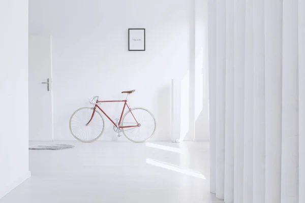 Красный велосипед к стене — стоковое фото