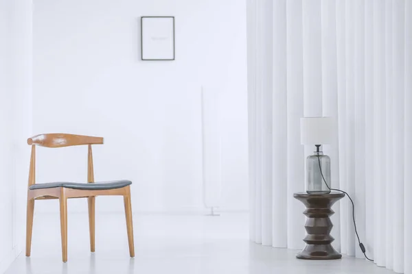 Silla de madera en salón luminoso — Foto de Stock