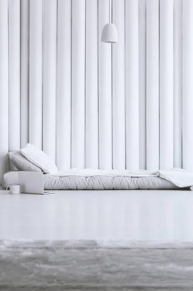 Gri yatakta beyaz bedsheets — Stok fotoğraf