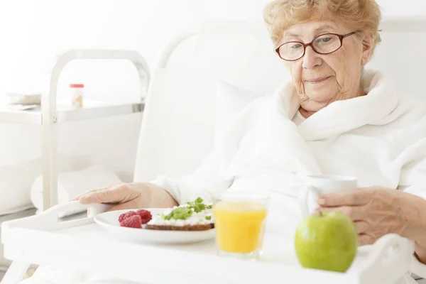 Anziano mangiare pasto in ospedale — Foto Stock