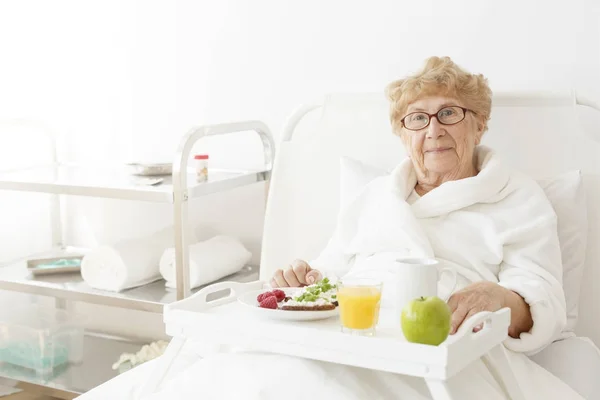 Lady eten apple in ziekenhuis — Stockfoto