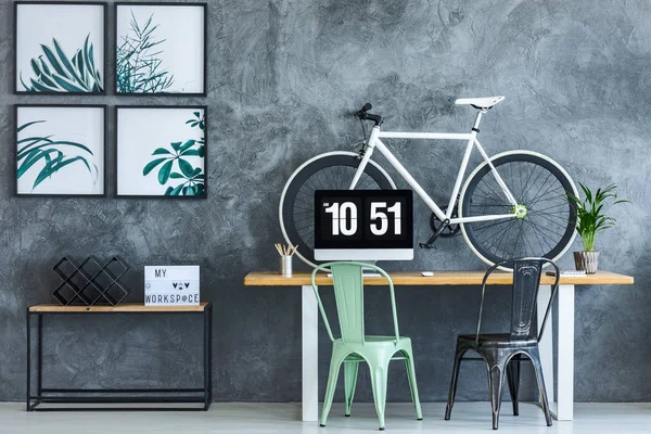 Tisch mit Fahrrad und Monitor — Stockfoto