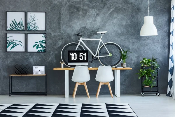 Çalışma alanı iç beyaz sandalye