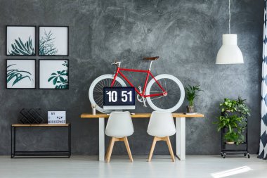 Kırmızı bisiklet ile çalışma alanı iç