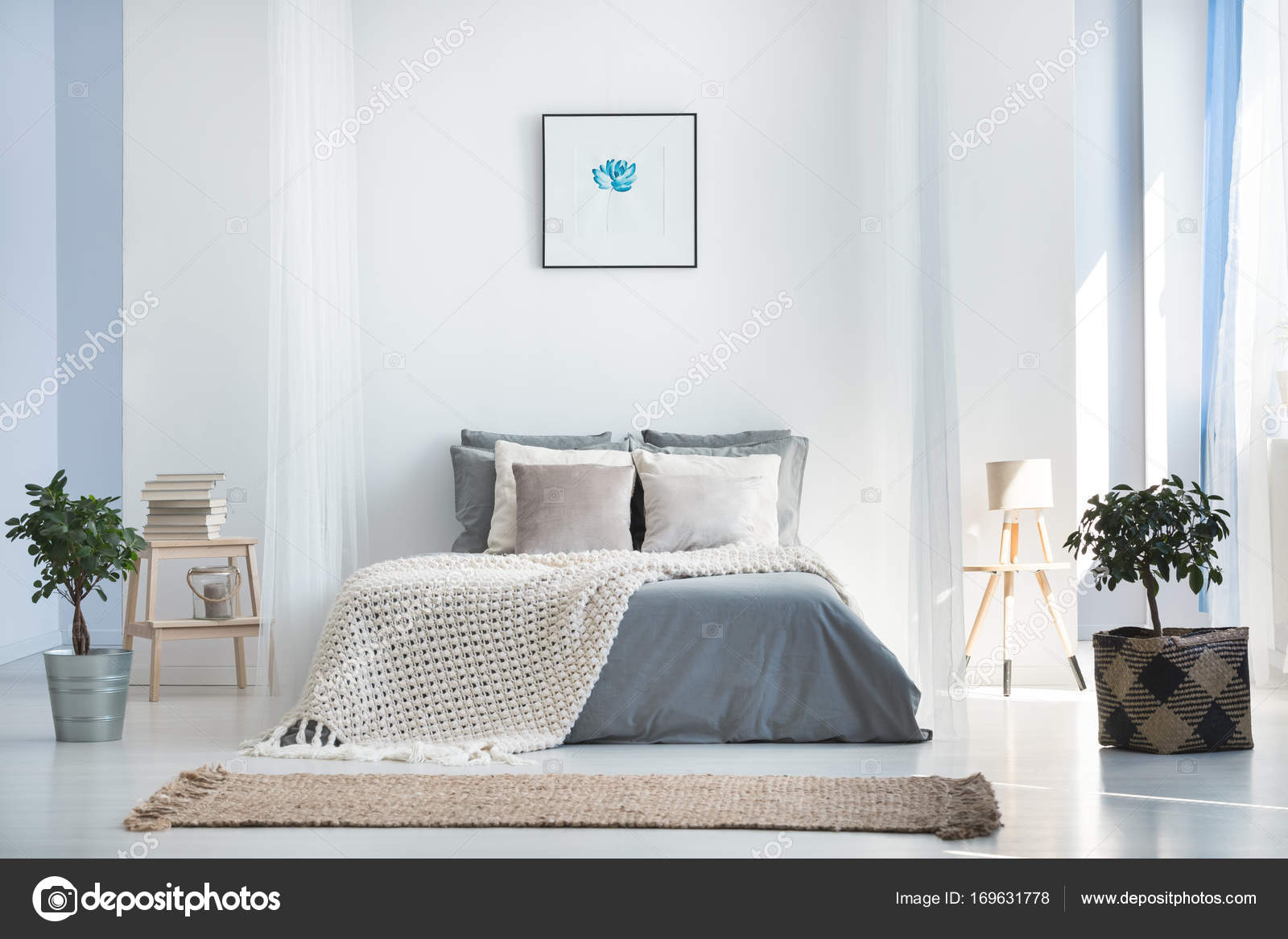 Ljust sovrum interiör med växter — stockfotografi © photographee ...