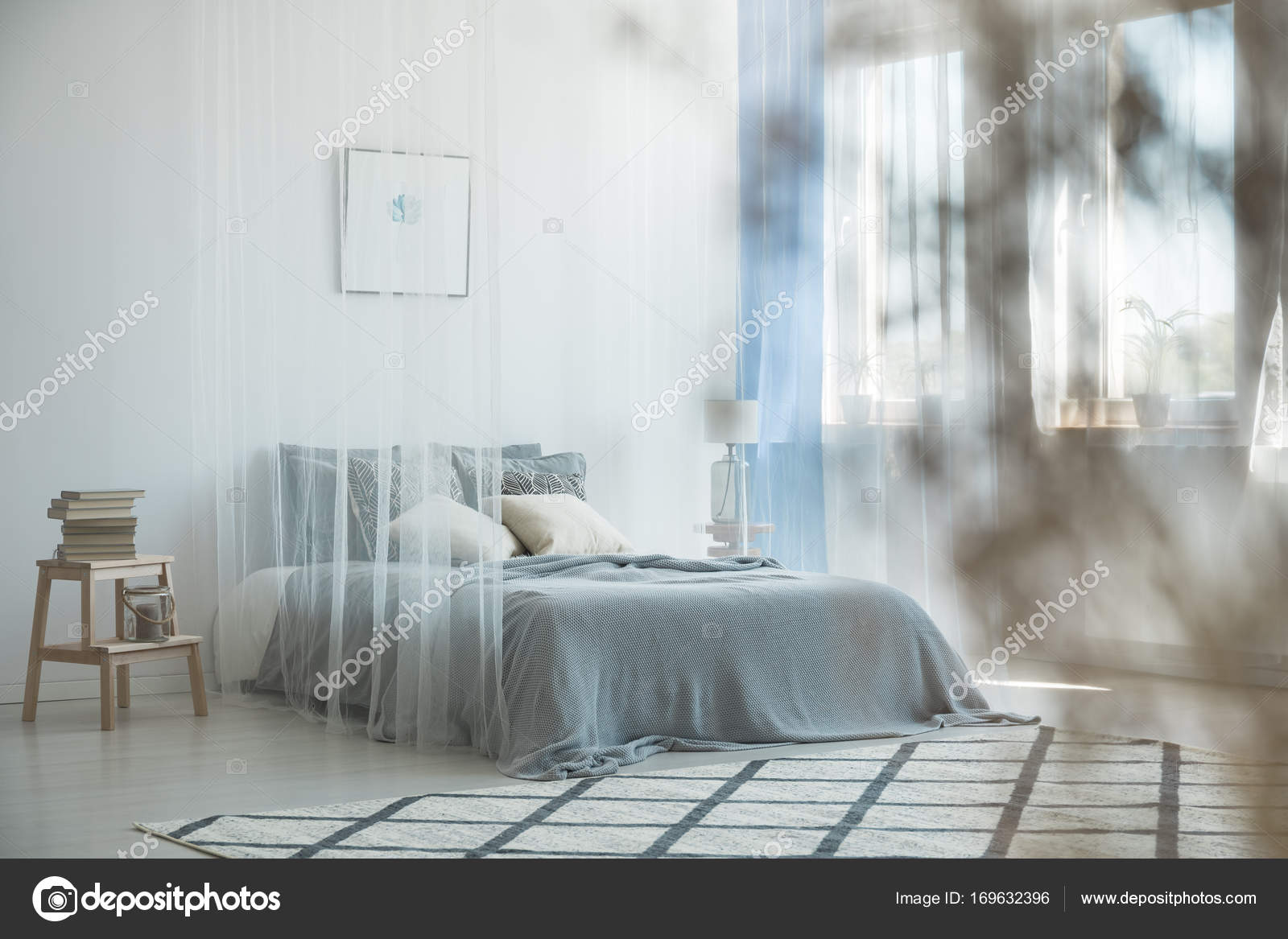 Interno Di Camera Da Letto Grigio Con Tappeto Foto Stock