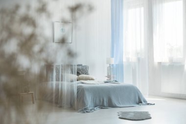 Tek renkli gölgelik yatak odası iç