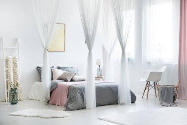 Rahat parlak yatak odası iç