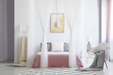 Gölgelik yatak beyaz sandalye