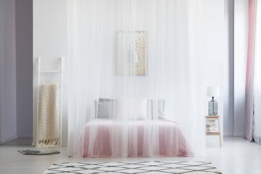 Kral Yatak örtü ile kapalı