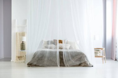 Gölgelik altında kral yatak