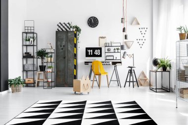 Ahşap aksesuarlar ile parlak çalışma alanı