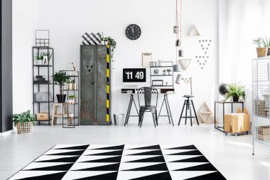 Gardırop sahip parlak çalışma alanı iç