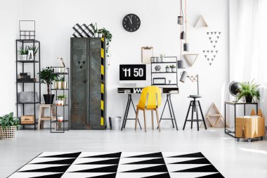 Endüstriyel mobilya ile geniş çalışma alanı