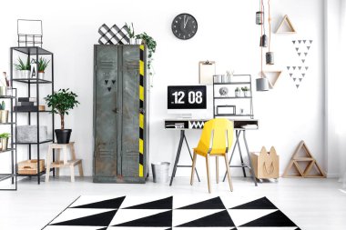 Sarı sandalye ile ev ofis