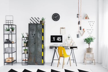 Sarı sandalye ile parlak çalışma alanı