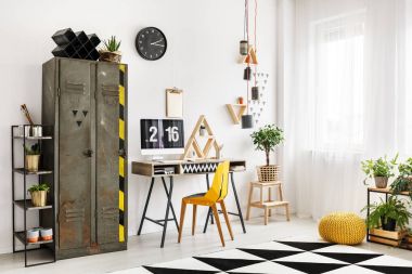 Endüstriyel raf ile tasarımcı çalışma alanı