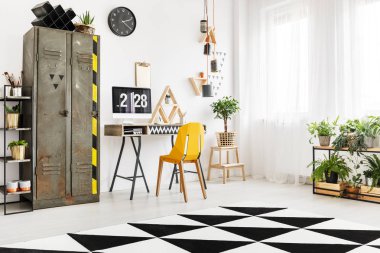 Parlak iç endüstriyel gardırop