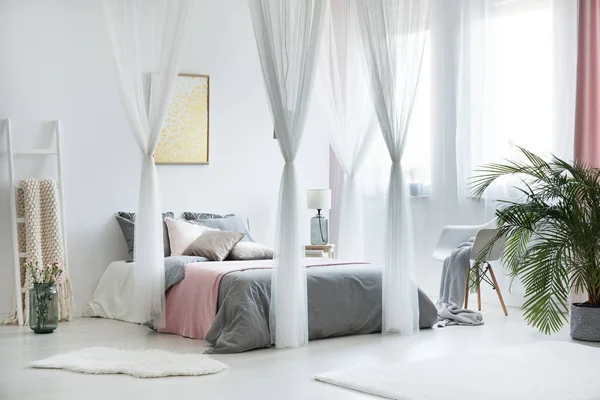 Уникальный интерьер спальни с балдахином — стоковое фото