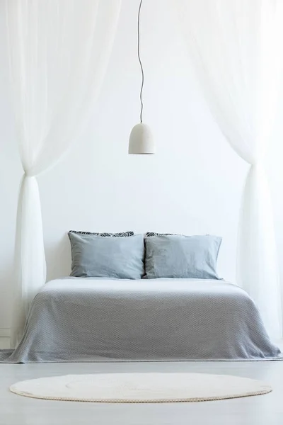 Вид спереду ліжко з балдахіном — стокове фото