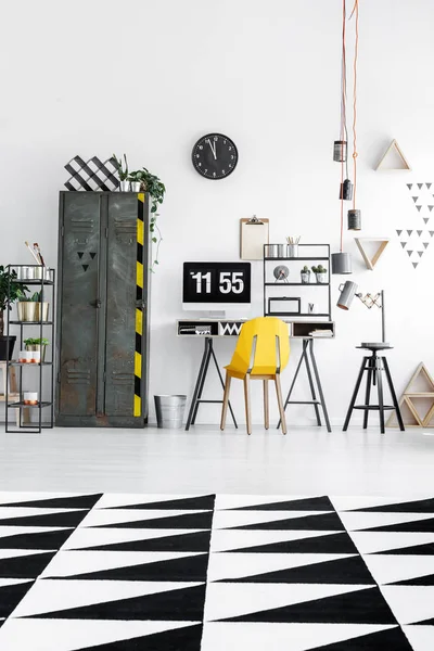 Üçgen halı geniş Office