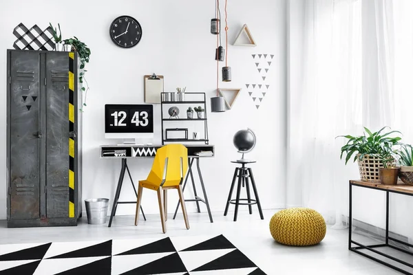 Pouf kuning dalam ruang kerja desainer — Stok Foto