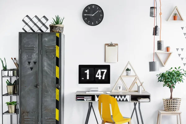 Дизайнерский офис с черными часами — стоковое фото