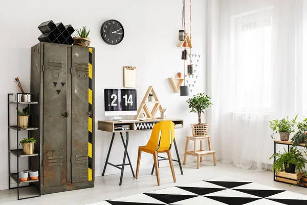 Çalışma alanı ile sarı koltuğu