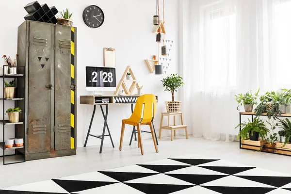 Parlak iç endüstriyel gardırop