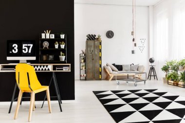 Çalışma alanı ile geniş oturma odası