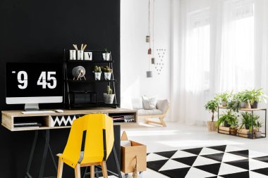 Sarı sandalye ile çalışma alanı