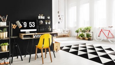 Sarı sandalye ile ferah iç