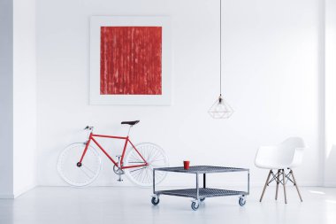 Tabloya göre beyaz sandalye