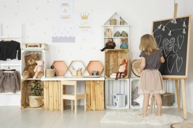 Parlak SCANDI odasında kız