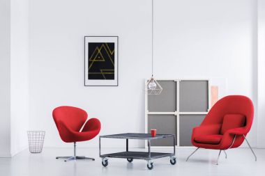 Büyük poster duvara yaslanmış