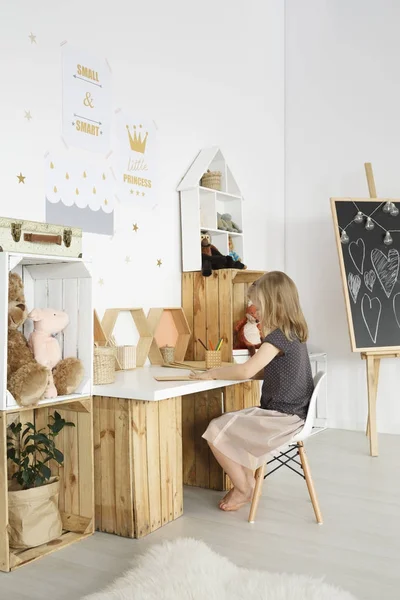 El yapımı masa başında oturan kız