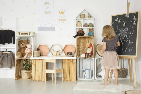 Parlak SCANDI odasında kız