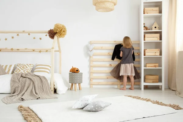 Девушка в спальне скандинавского стиля — стоковое фото