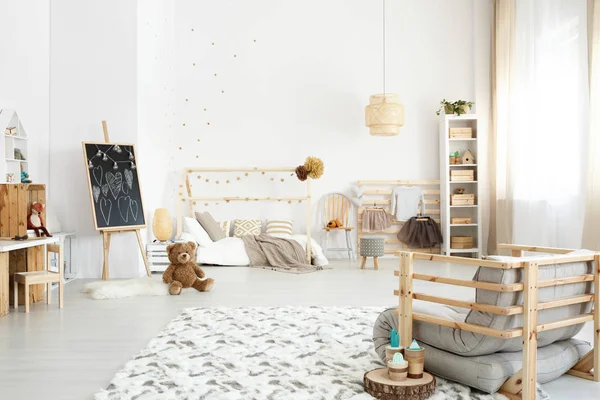 Kızın yatak odasında el yapımı kanepe